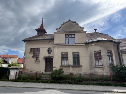 Secesní vila v centru Pacova - Fotka 1